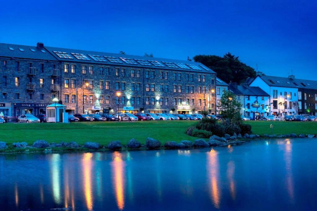 Appartement Clew Bay Balcony Views - Westport Quay Apt Extérieur photo